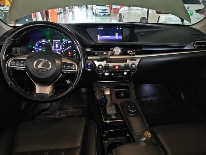 ES 2015 300h Comfort photo 5