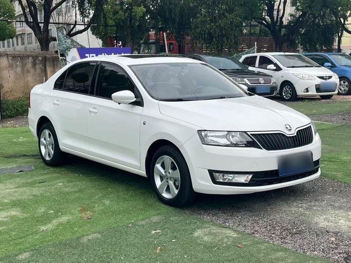 Rapid 2016 1.6L AT photo 3