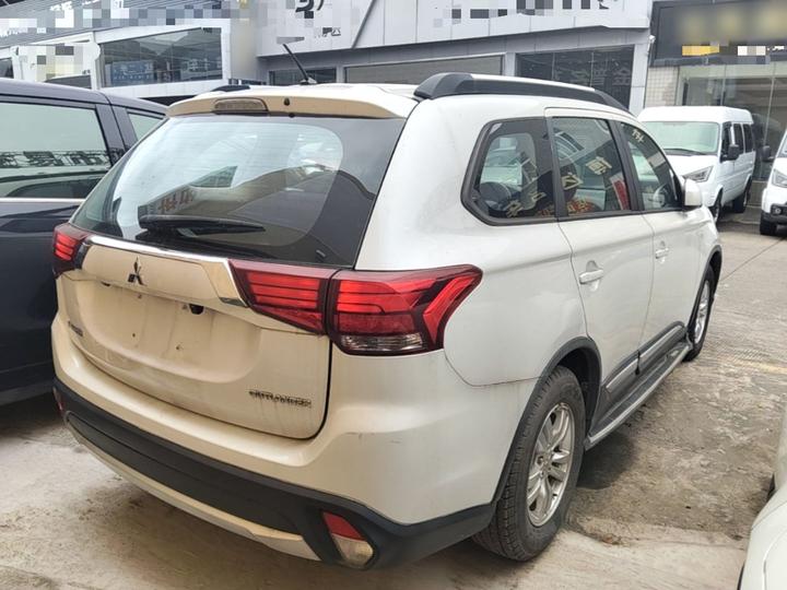 Outlander 2016 2.0L RWD 5-Seater photo 4