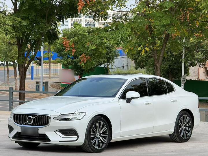 S60 2022 B4 Luxury