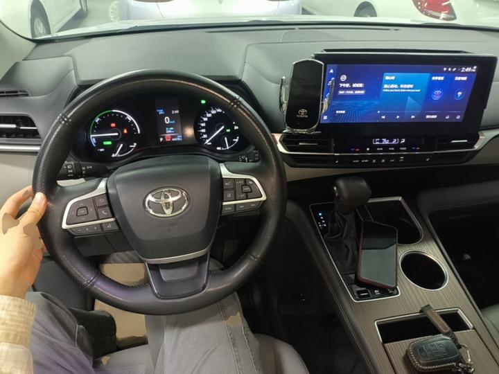Granvia 2023 2.5L Hybrid Premium PLUS photo 2