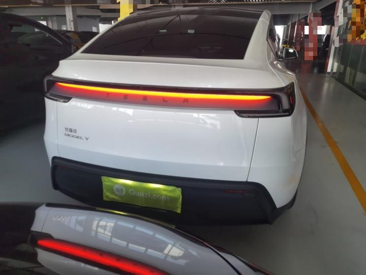 Model Y 2025 RWD photo 3