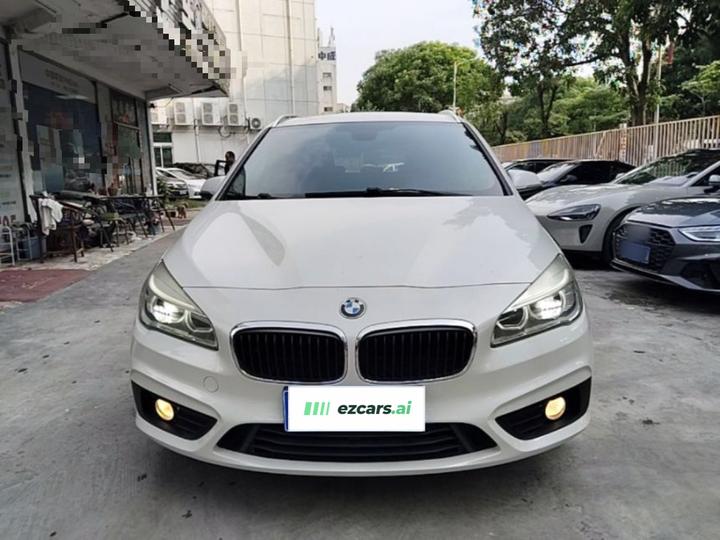 2 Series Wagon 2016 220i Leading photo 2