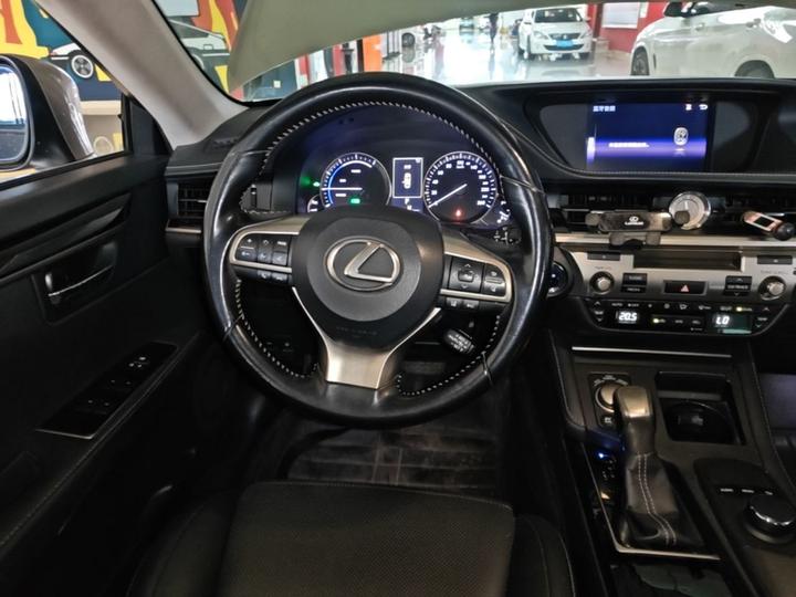 ES 2015 300h Comfort photo 6