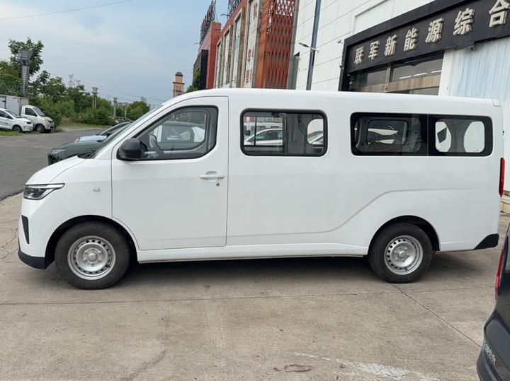 Wuling 2024 300km Comfort Bus 75kW photo 3