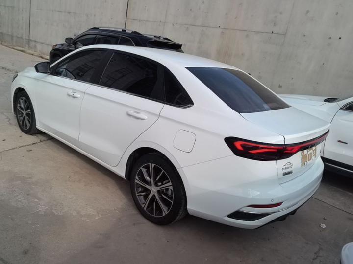 Emgrand 2022 4 1.5L CVT Flagship photo 4