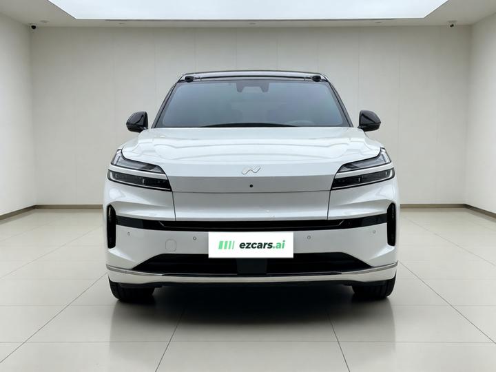 L90 2025 Ultra 6-Seater 60 photo 2