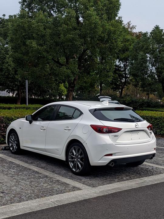 3 Axela 2017 Hatchback 2.0L AT Luxury China VI photo 7