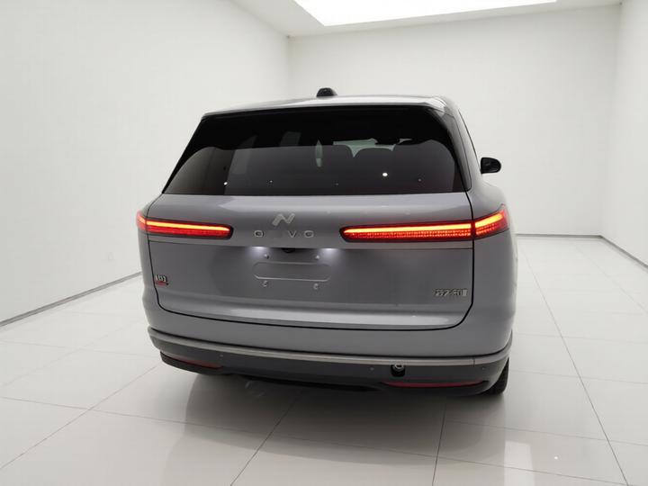 L90 2025 Ultra 6-Seater 60 photo 3