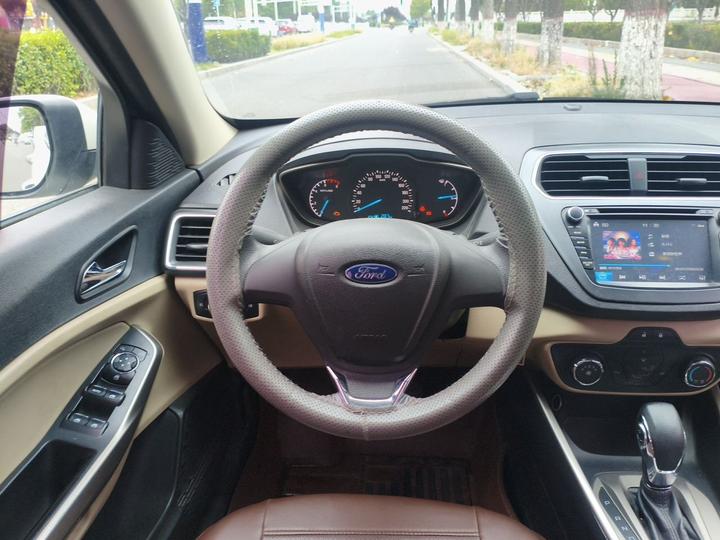 Escort 2015 1.5L AT Comfort photo 7