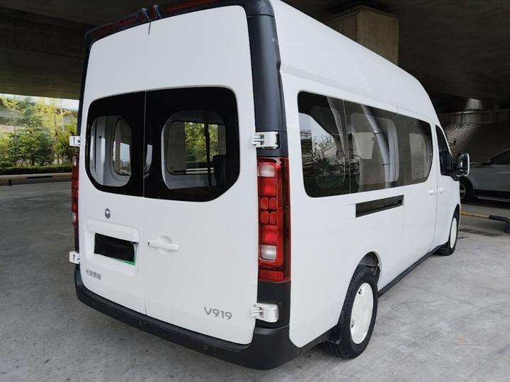 V919 2025 88kwh Long Wheelbase High Roof 6-Seater photo 4