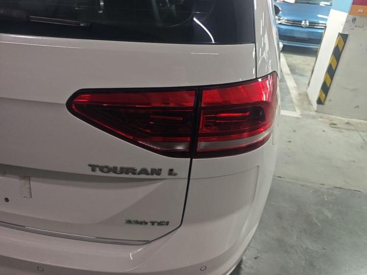 2016 L 330TSI DSG Luxury photo 7