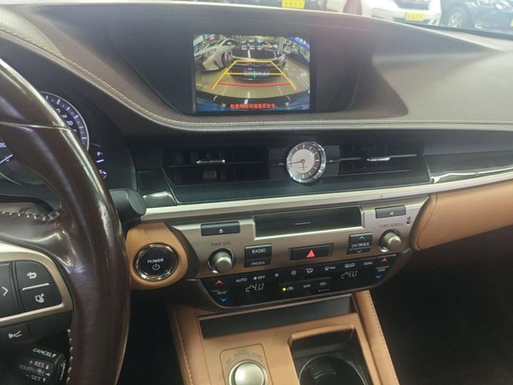 ES 2015 300h Comfort photo 8