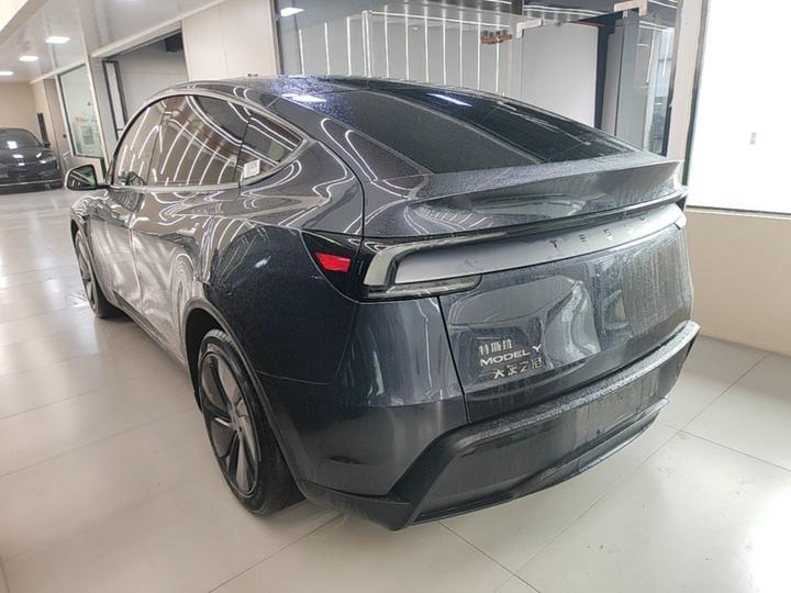 Model Y 2025 RWD photo 4