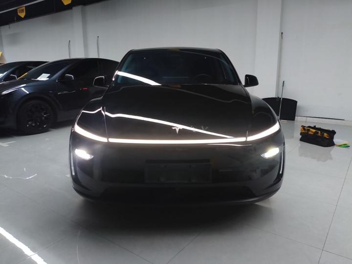 Model Y 2025 RWD photo 2