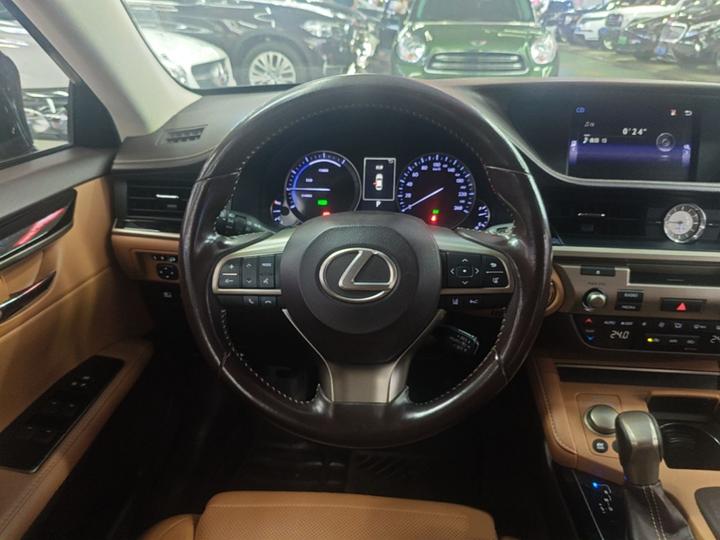 ES 2015 300h Comfort photo 6
