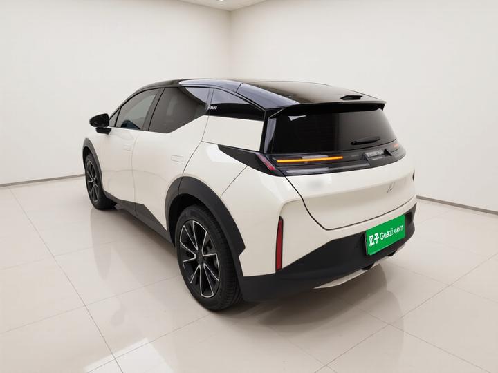 X 2023 RWD YOU 4-Seater photo 4