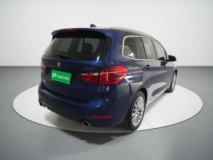 2 Series Wagon 2019 220i Leading photo 6