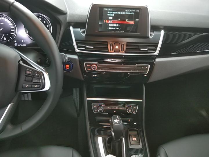 2 Series Wagon 2018 218i Leading photo 8