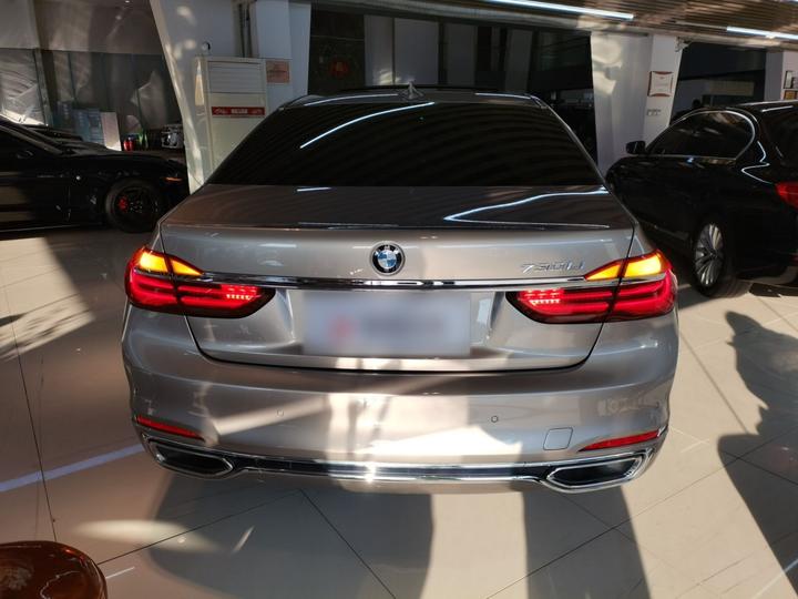 7 Series 2018 730Li Leading Excellence photo 3