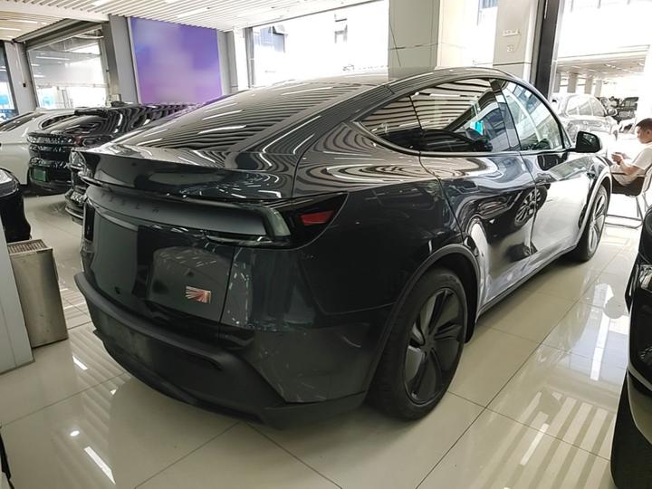 Model Y 2025 RWD Launch Edition photo 4