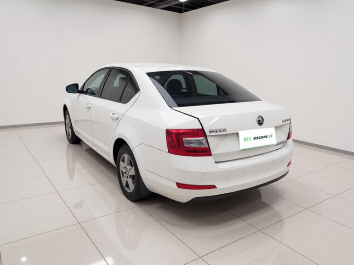 Octavia 2017 Classic 1.6L AT Standard photo 4