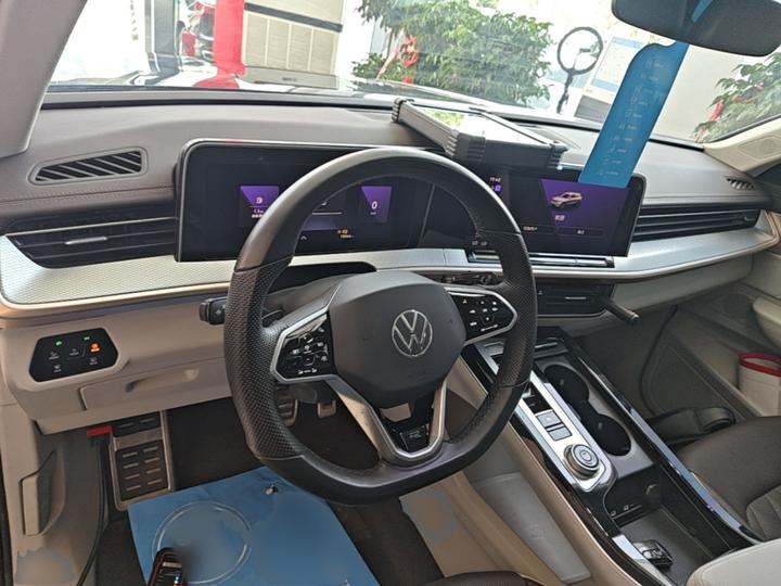 2023 380TSI AWD R-Line photo 5