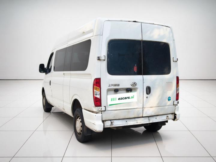 MAXUS V80 2021 2.0T MT Classic 127PS Medium Wheelbase 6/7/8/9-Seater photo 4