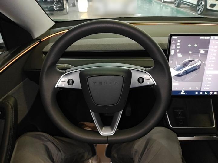 Model Y 2025 RWD photo 6