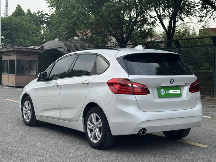 2 Series Wagon 2016 218i Leading photo 4