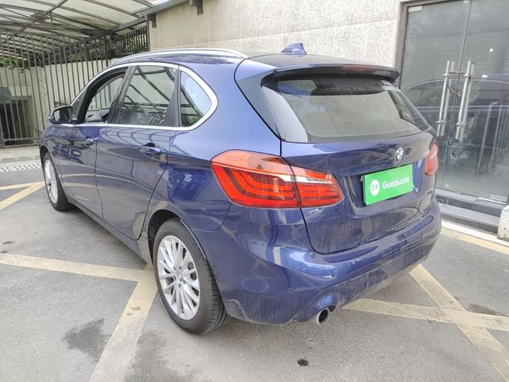 2 Series Wagon 2018 218i Leading photo 4