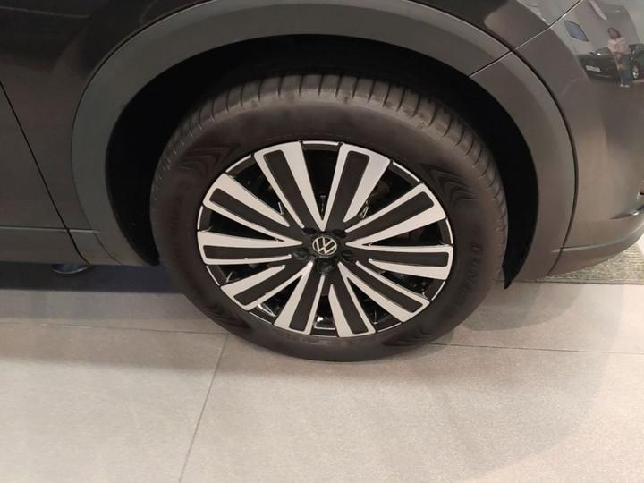 2024 330TSI Luxury photo 8