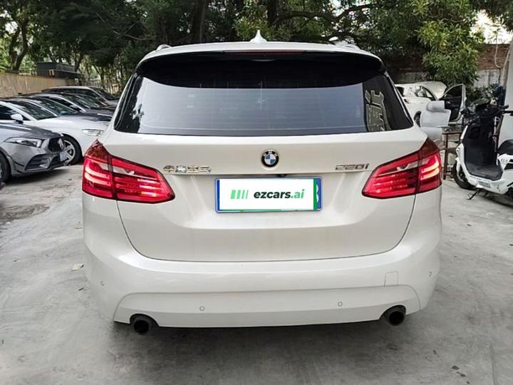 2 Series Wagon 2016 220i Leading photo 3