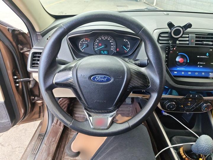 Escort 2015 1.5L MT Comfort photo 3