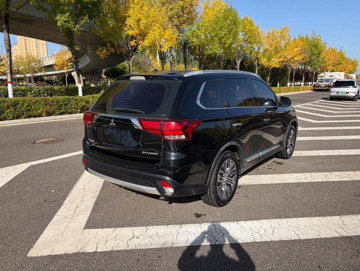 Outlander 2016 2.4L AWD Elite 5-Seater photo 7