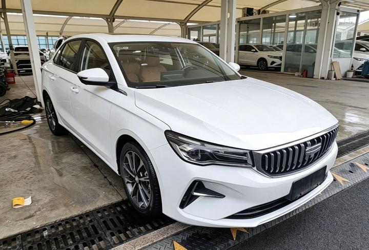 Emgrand 2025 4 1.5L CVT Flagship photo 3