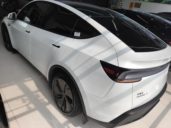 Model Y 2026 RWD photo 4