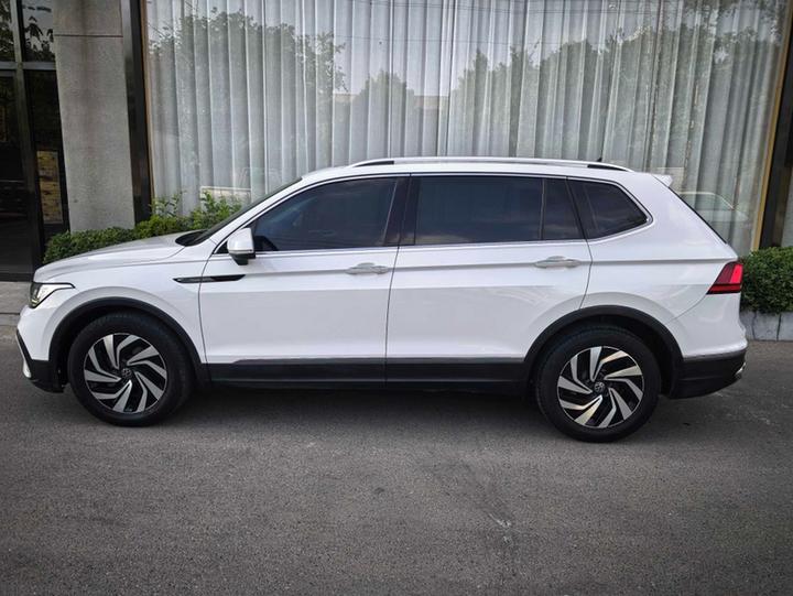 Tiguan L 2022 330TSI AT RWD Smart photo 3