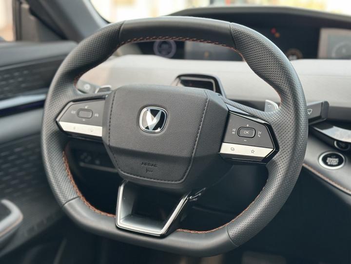 UNI-V 2022 1.5T Premium photo 3