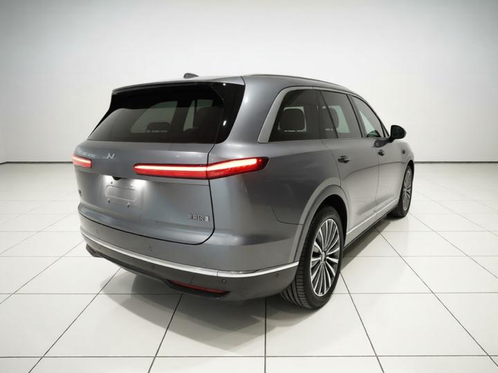 L90 2025 Ultra 6-Seater 60 photo 4