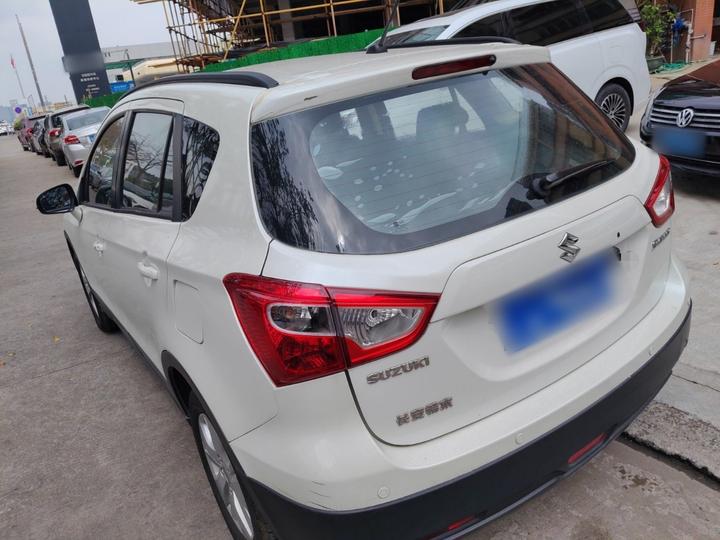 2014 1.6L CVT RWD Progressive photo 4