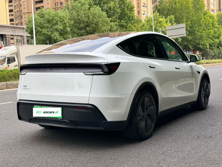 Model Y 2025 RWD photo 2