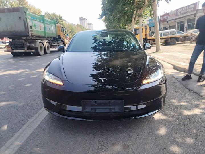 Model 3 2023 RWD photo 2