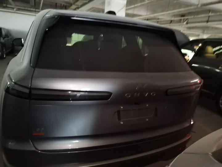 L90 2025 Ultra 6-Seater 60 photo 3