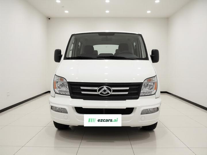 MAXUS V80 2023 2.0T MT Classic Short Wheelbase 5/6-Seater photo 2