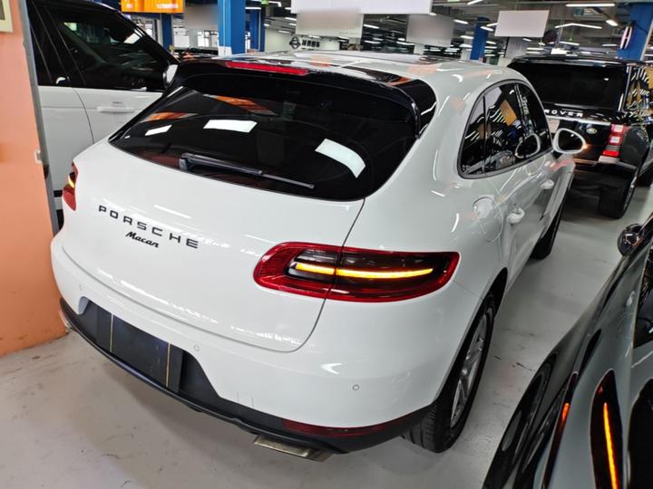 2017 Macan 2.0T photo 4