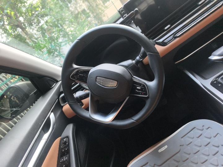 Emgrand 2025 4 1.5L CVT Flagship photo 3