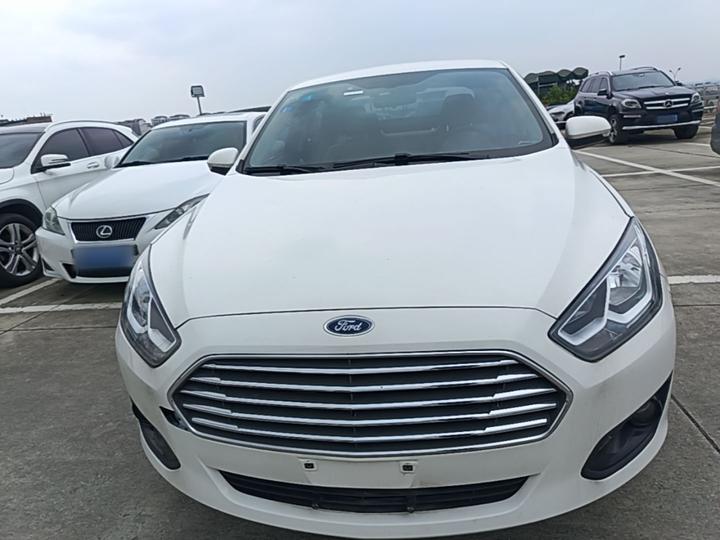 Escort 2015 1.5L MT Comfort photo 2