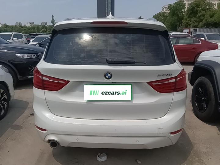 2 Series Wagon 2019 220i Leading photo 3