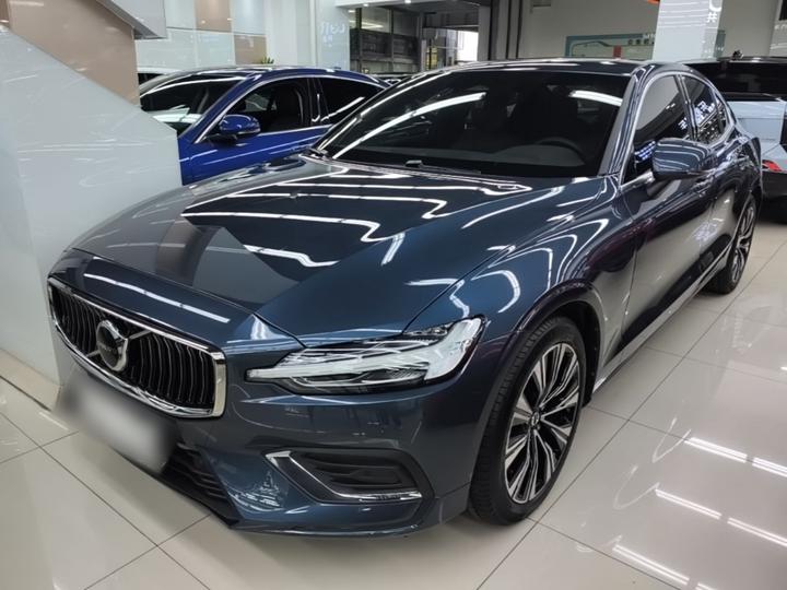 S60 2025 B4 Luxury